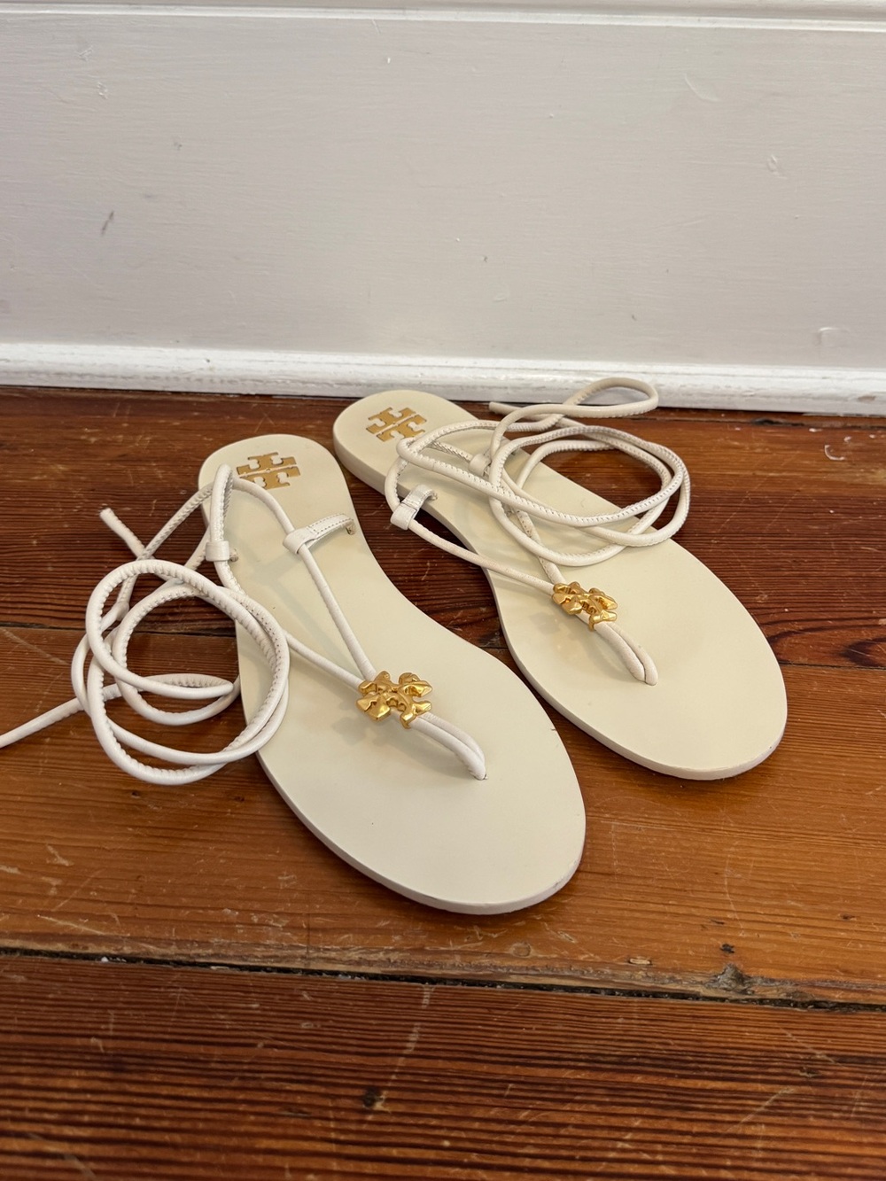 Tory Burch White Leather Capri Ankle Wrap Sandals Flats Gold Logo 7.5